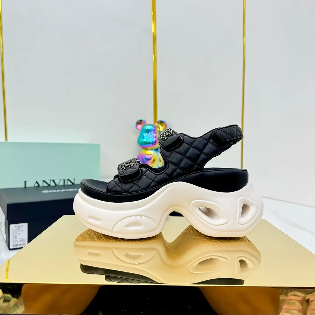👟👟Ex-factory price 680👟👟 Top version... Chanel｜Chanel Xiaoxiang Velcro Beach Slippers Slippers Casual Beach Shoes 25ss Spring and Summer New Style! Beach shoes are a hit all over the internet! The latest model from the counter, I am still willing to buy it on my feet. It must be ranked among the most popular models. It is invincible in all seasons. Various bloggers and Internet celebrities can see the matching styles. Highly recommended. Pearlescent sheepskin upper, sheepskin lining, suede for feet. Original open-molded TPU outsole size: 35-40 (customized for 40 and 41). Full set of original packaging 👉 👉 👉 👉 👉